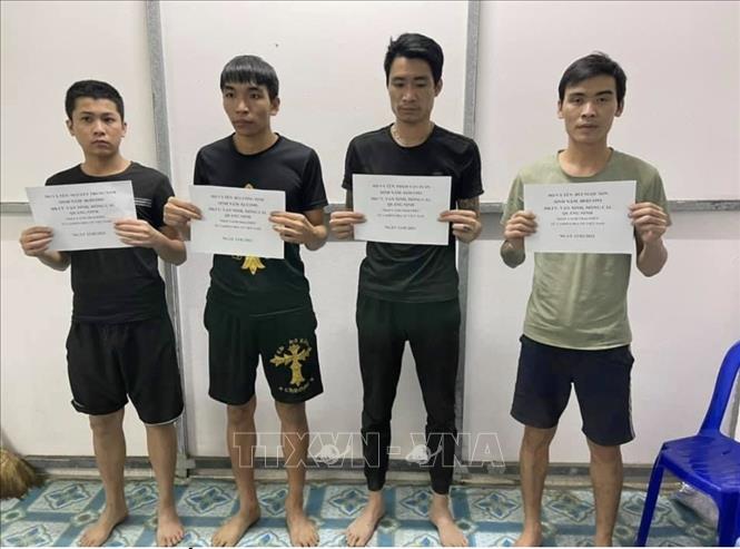 Trong ảnh: Các đối tượng bị bắt giữ khi nhập cảnh trái phép qua tuyến biên giới An Giang. Ảnh: TTXVN phát
