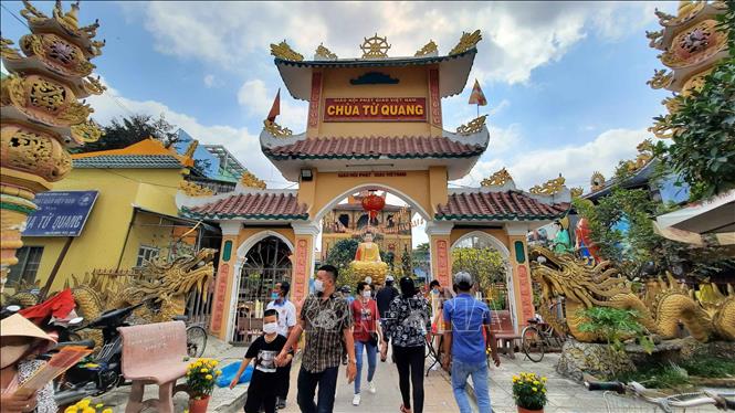 Trong ảnh: Người dân đến chùa Từ Quang tại phường 9, thành phố Cà Mau không đông như những năm trước. Ảnh: Kim Há-TTXVN