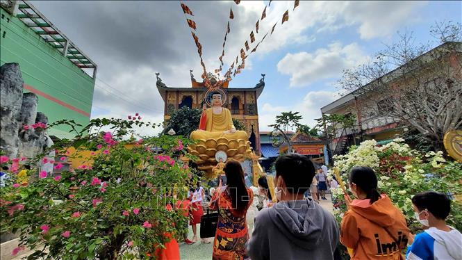 Trong ảnh: Người dân đến chùa Từ Quang tại phường 9, thành phố Cà Mau. Ảnh: Kim Há-TTXVN