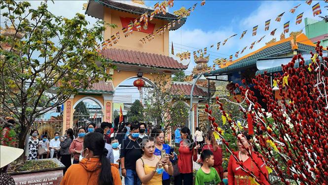 Trong ảnh: Người dân đến chùa Từ Quang tại phường 9, thành phố Cà Mau. Ảnh: Kim Há-TTXVN