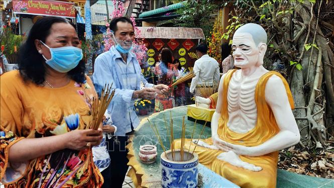Trong ảnh: Người dân Cà Mau dâng hương cúng Phật trong ngày đầu năm mới Tân Sửu. Ảnh: Kim Há-TTXVN