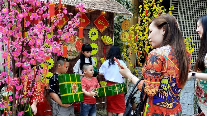 Trong ảnh: Người dân Cà Mau đến lễ Phật và chụp ảnh lưu niệm tại chùa Từ Quang (phường 9, thành phố Cà Mau). Ảnh: Kim Há-TTXVN