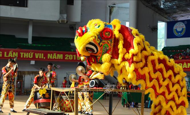 Trong ảnh: Người múa lân phải thể hiện được các hành động như lăn, chụp, nhảy, cắn và cảm xúc của lân như vui, giận, say, giật mình. Ảnh: Hồng Thái - TTXVN