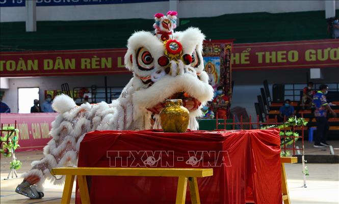 Trong ảnh: Người múa lân phải thể hiện được các hành động như lăn, chụp, nhảy, cắn và cảm xúc của lân như vui, giận, say, giật mình. Ảnh: Hồng Thái - TTXVN