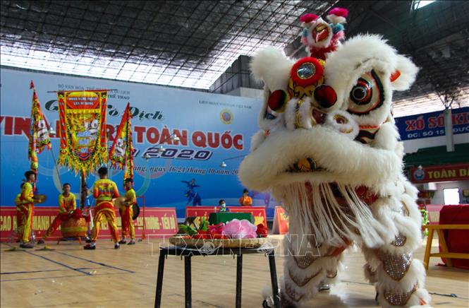 Trong ảnh: Người múa lân phải thể hiện được các hành động như lăn, chụp, nhảy, cắn và cảm xúc của lân như vui, giận, say, giật mình. Ảnh: Hồng Thái - TTXVN