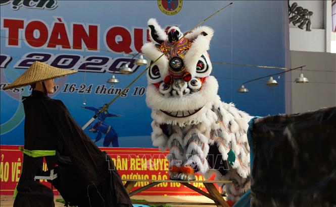 Trong ảnh: Người múa lân phải thể hiện được các hành động như lăn, chụp, nhảy, cắn và cảm xúc của lân như vui, giận, say, giật mình; đầu lân và đuôi lân, lân và trống phải phối hợp nhuần nhuyễn. Ảnh: Hồng Thái - TTXVN