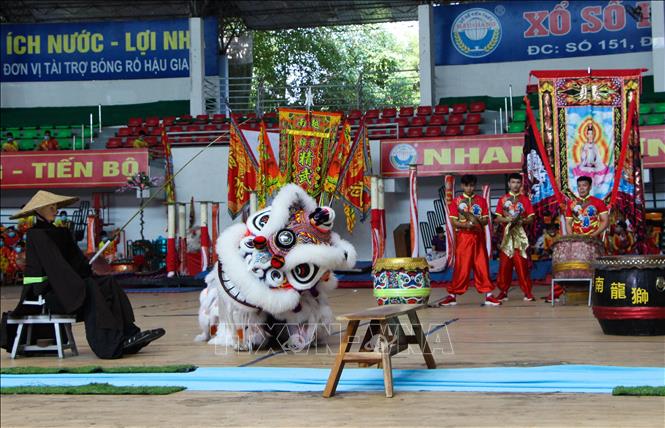 Trong ảnh: Người múa lân phải thể hiện được các hành động như lăn, chụp, nhảy, cắn và cảm xúc của lân như vui, giận, say, giật mình; đầu lân và đuôi lân, lân và trống phải phối hợp nhuần nhuyễn. Ảnh: Hồng Thái - TTXVN