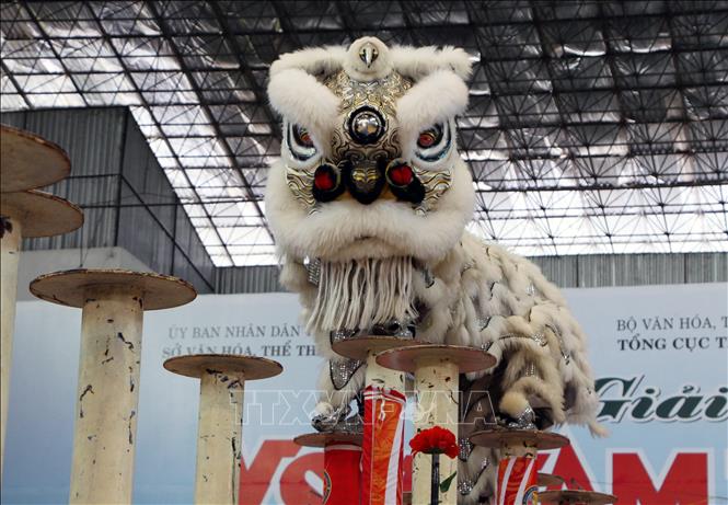Trong ảnh: Mai hoa thung - tiết mục biểu diễn khó nhất của nghệ thuật múa lân. Ảnh: Hồng Thái - TTXVN