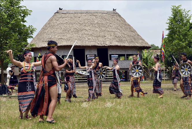 Trong ảnh: Trai gái cùng nhau nhảy múa, chúc tụng, chung vui với cả hai bên. Ảnh: TTXVN