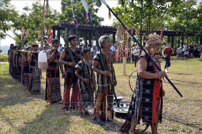 Trong ảnh: Đoàn người của nhà gái chuẩn bị tiến vào làng nhà trai. Ảnh: TTXVN