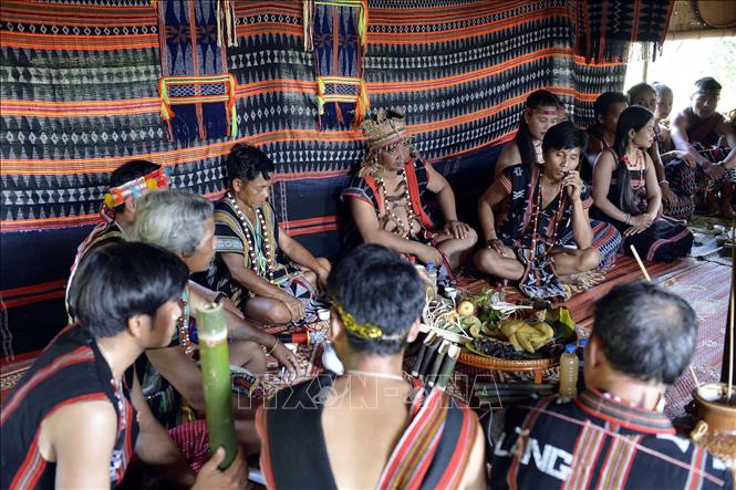 Trong ảnh: Nhà gái cũng phải chọn những người có uy tín để hát lý, nói lý đối đáp với nhà trai. Ảnh: TTXVN