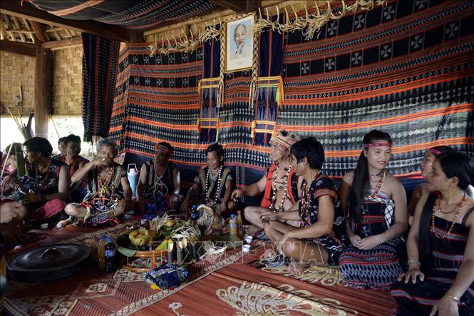 Trong ảnh: Khi nhà nhà trai - nhà gái đã ổn định đại diện hai họ có cuộc nói lý xong hát lý. Ảnh: TTXVN