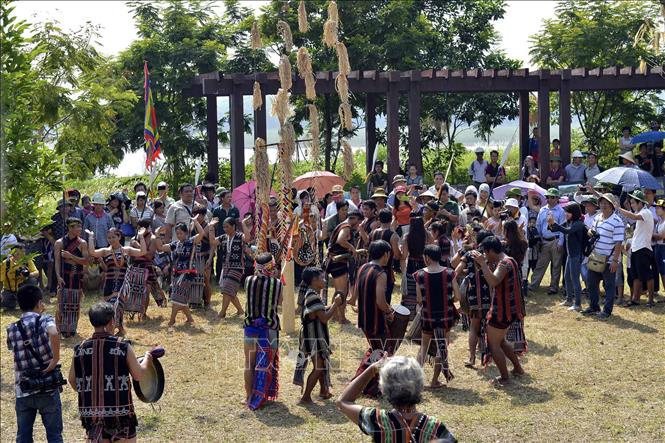 Trong ảnh: Nhà trai và nhà gái cùng nhau múa hát tưng bừng trong lễ cưới. Ảnh:  TTXVN