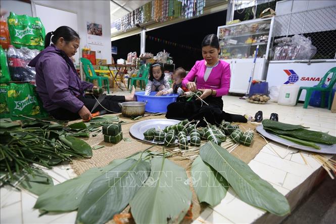 Trong ảnh: Vào ngày gói bánh, con cháu quây quần bên mâm bánh. Mỗi người mỗi việc, chuẩn bị cũng khá cầu kì . Ảnh: Trọng Đạt-TTXVN