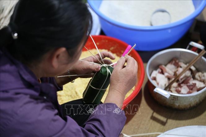 Trong ảnh: Vào ngày giáp tết nguyên đán, những người phụ nữ Mường gói những chiếc bánh Ống cho mâm cỗ trong ngày tết. Ảnh: Trọng Đạt-TTXVN