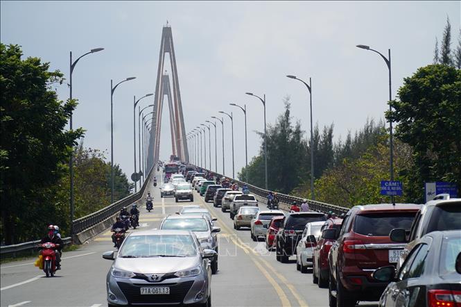 Trong ảnh: Lượng xe qua cầu Rạch Miễu tăng đột biến sáng mùng 2 Tết nguyên đán Tân Sửu 2021. Ảnh Công Trí-TTXVN