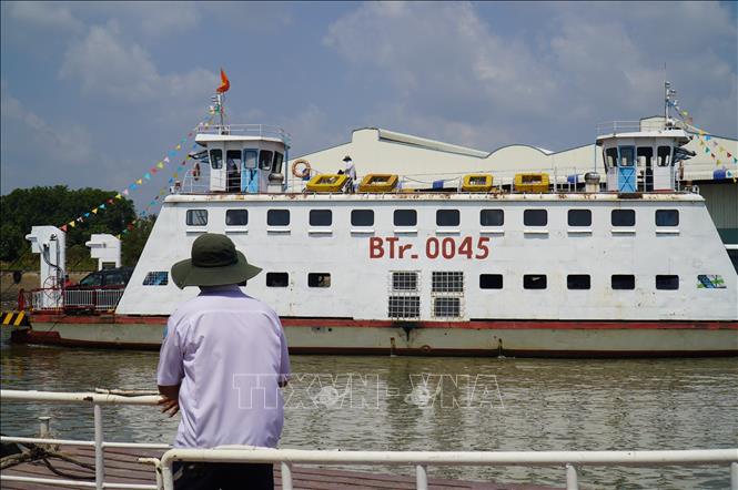 Trong ảnh: Bến phà tạm Rạch Miễu đã phải huy động 4 chiếc phà để đưa khách qua sông Tiền. Ảnh Công Trí-TTXVN 