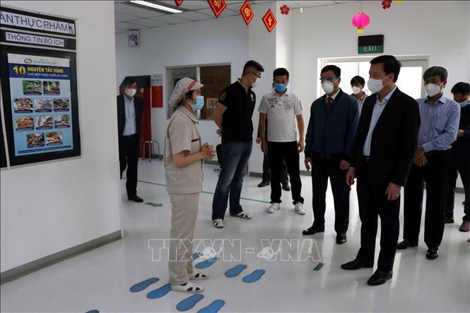 Trong ảnh:Lãnh đạo tỉnh Hải Dương kiểm tra việc phòng chống dịch trước khi đi vào sản xuất của  Công ty Trách nhiệm hữu hạn điện tử UMC tại Khu công nghiệp Tân Trường, huyện Cẩm Giàng. 
Ảnh: Mạnh Tú - TTXVN