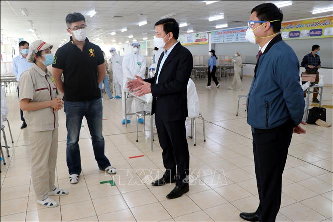Trong ảnh:Lãnh đạo tỉnh Hải Dương kiểm tra việc phòng chống dịch trước khi đi vào sản xuất của  Công ty Trách nhiệm hữu hạn điện tử UMC tại Khu công nghiệp Tân Trường, huyện Cẩm Giàng .
Ảnh: Mạnh Tú - TTXVN