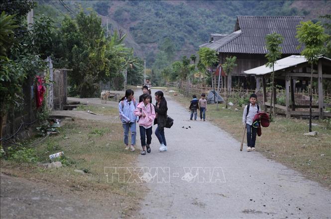 Trong ảnh: Hệ thống đường giao thông liên bản được đầu tư bê tông hóa khang trang tại khu tái định cư xã Mường Mô, huyện Nậm Nhùn, tỉnh Lai Châu. Ảnh: Quý Trung - TTXVN