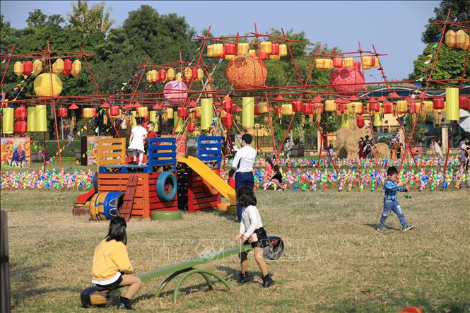 Du khách tham quan và trải nghiệm không khí Tết Việt xưa qua các trò chơi dân gian. Ảnh: Minh Đức - TTXVN