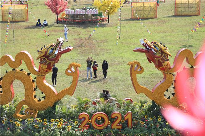 Du khách tham quan và trải nghiệm không khí Tết Việt xưa qua các trò chơi dân gian.Ảnh: Minh Đức - TTXVN