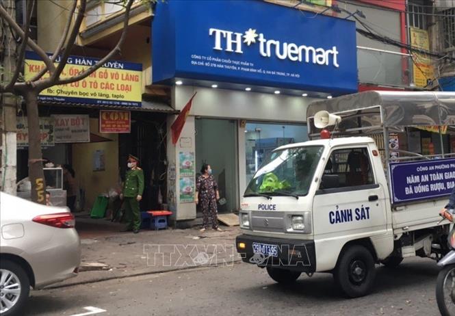 Trong ảnh: Công an phường Phan Chu Trinh, quận Hoàn Kiếm đi kiểm tra, đề nghị các hộ kinh doanh đóng cửa quán ăn đường phố, trà đá, cà phê. Ảnh: Doãn Tấn - TTXVN