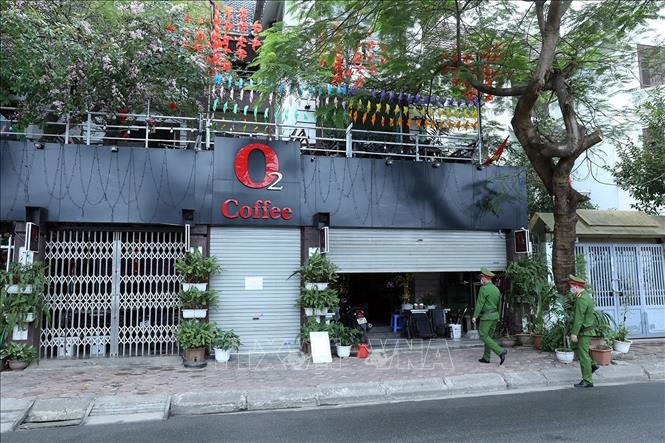 Trong ảnh: Lực lượng Công an kiểm tra việc thực hiện đóng cửa quán cà phê tại khu đô thị Văn Quán, quận Hà Đông. Ảnh: Phan Tuấn Anh - TTXVN