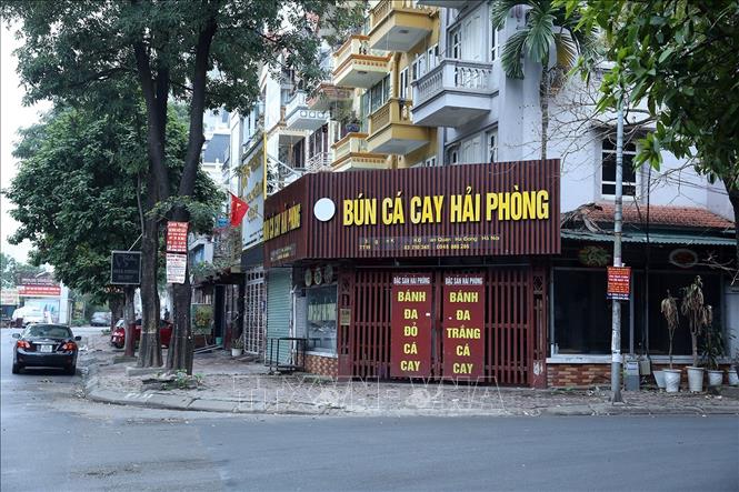 Trong ảnh: Quán ăn sáng tại phố Nguyễn Khuyến, quận Hà Đông đóng cửa để thực hiện phòng chống COVID-19 (ảnh chụp lúc 8 giờ 30 phút). Ảnh: Phan Tuấn Anh - TTXVN