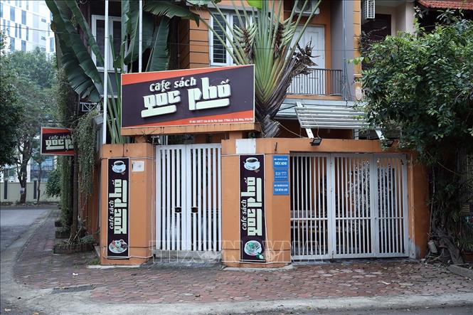 Trong ảnh: Quán cà phê tại khu đô thị Văn Quán, quận Hà Đông đóng cửa để thực hiện phòng chống COVID-19 (ảnh chụp lúc 8 giờ 30 phút). Ảnh: Phan Tuấn Anh - TTXVN