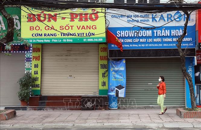 Trong ảnh: Quán ăn sáng tại phố Phùng Hưng, quận Hà Đông đóng cửa để thực hiện phòng chống COVID-19 (ảnh chụp lúc 8 giờ 32 phút). Ảnh: Phan Tuấn Anh - TTXVN