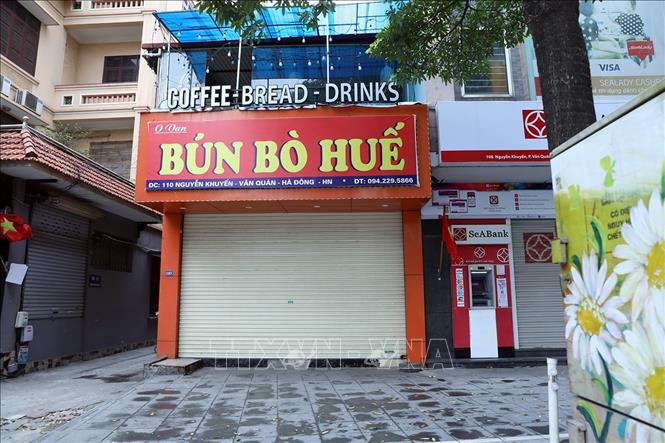 Trong ảnh: Quán ăn sáng tại phố Nguyễn Khuyến, quận Hà Đông đóng cửa để thực hiện phòng chống COVID-19. Ảnh: Phan Tuấn Anh - TTXVN