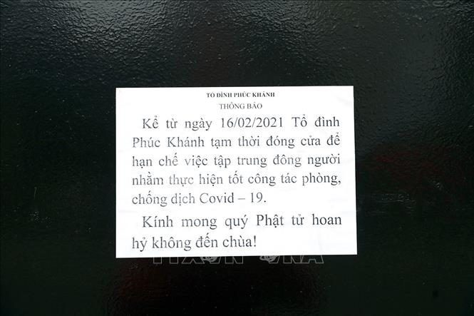 Trong ảnh: Thông báo đóng cửa tại Tổ đình Phúc Khánh, quận Đống Đa phòng tránh dịch COVID-19. Ảnh: Phan Tuấn Anh - TTXVN 