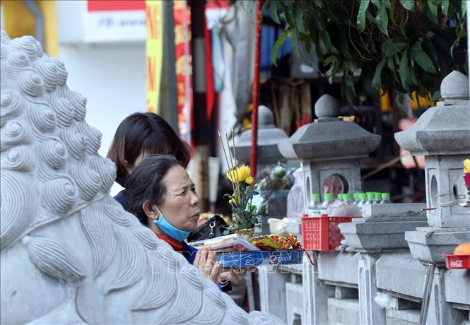 Trong ảnh: Vẫn còn nhiều người đến hành lễ tại khu di tích Đình - Chùa Bia Bà La Khê, quận Hà Đông dù đã có thông báo. Ảnh: Phan Tuấn Anh - TTXVN 