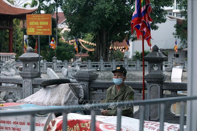 Trong ảnh: Thông báo đóng cửa tại khu di tích Đình - Chùa Bia Bà La Khê, quận Hà Đông phòng tránh dịch COVID-19. Ảnh: Phan Tuấn Anh - TTXVN 