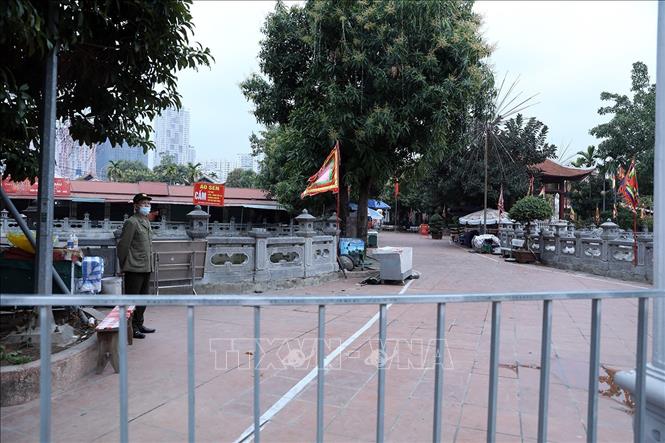 Trong ảnh: Lực lượng chức năng kiểm soát tại khu di tích Đình - Chùa Bia Bà La Khê, quận Hà Đông phòng tránh dịch COVID-19. Ảnh: Phan Tuấn Anh - TTXVN 