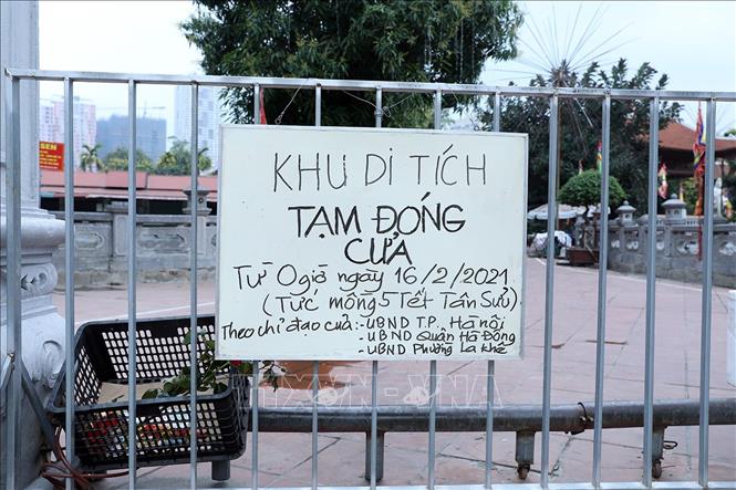 Trong ảnh: Thông báo đóng cửa tại khu di tích Đình - Chùa Bia Bà La Khê, quận Hà Đông phòng tránh dịch COVID-19. Ảnh: Phan Tuấn Anh - TTXVN 