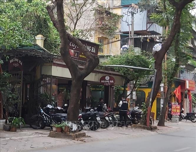 Quán cà phê trên địa bàn quận Cầu Giấy (Hà Nội) vẫn mở cửa bán hàng, không chấp hành quy định của thành phố Hà Nội về phòng chống dịch COVID-19. Ảnh: Minh Nghĩa- TTXVN