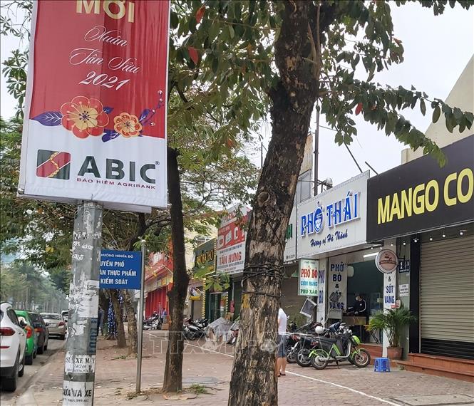 Quán phở tại quận Cầu Giấy (Hà Nội) vẫn mở cửa bán hàng, không chấp hành quy định của thành phố Hà Nội về phòng chống dịch COVID-19. Ảnh: Minh Nghĩa- TTXVN