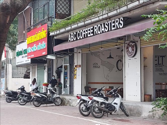 Quán bún cá tại quận Cầu Giấy (Hà Nội) vẫn mở cửa bán hàng, không chấp hành quy định của thành phố Hà Nội về phòng chống dịch COVID-19. Ảnh: Minh Nghĩa- TTXVN