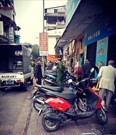 Ngay trong sáng ngày 16/2, lực lượng chức năng các phường trên địa bàn Hà Nội đã ra quân nhắc nhở, đề nghị, yêu cầu người dân đóng cửa các quán ăn đường phố, trà đá, không tiếp tục tụ tập ăn uống đông người. Ảnh: Minh Nghĩa - TTXVN