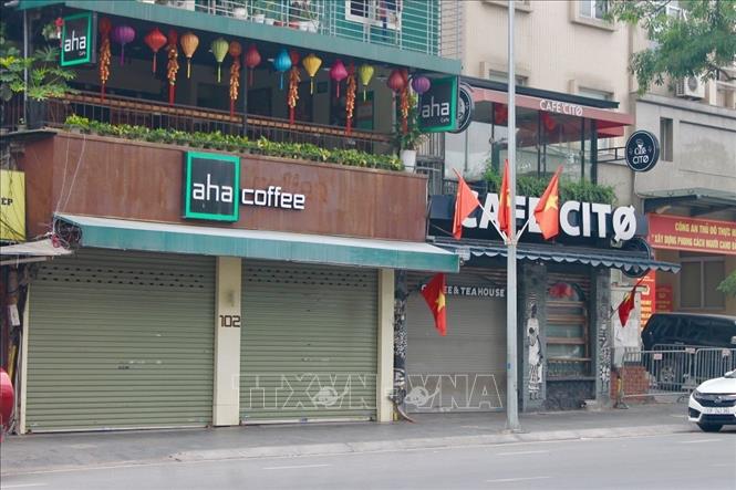 Nhiều quán cà phê đồng loạt đóng cửa, thực hiện tốt yêu cầu của thành phố Hà Nội nhằm hạn chế tụ tập đông người, tăng cường phòng chống dịch COVID-19 lây lan và bùng phát nhanh trong cộng đồng. Ảnh: Minh Nghĩa- TTXVN
