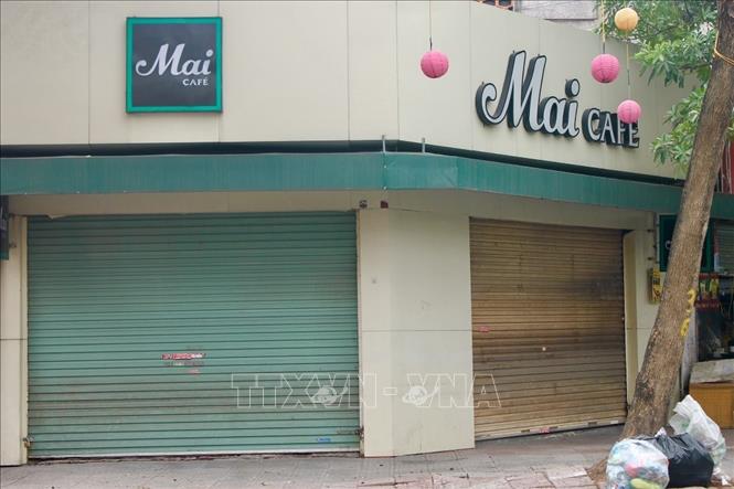 Nhiều quán cà phê đồng loạt đóng cửa, thực hiện tốt yêu cầu của thành phố Hà Nội nhằm hạn chế tụ tập đông người, tăng cường phòng chống dịch COVID-19 lây lan và bùng phát nhanh trong cộng đồng. Ảnh: Minh Nghĩa- TTXVN