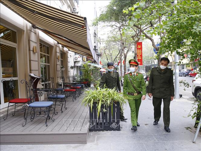 Photo: Hanoi's relevant forces ask sidewalk stalls to shut down to prevent the spread of COVID-19. VNA Photo