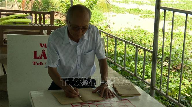 Trong ảnh: Soạn giả Diệp Vàm Cỏ sáng tác tác phẩm của mình. Ảnh: Thanh Bình-TTXVN