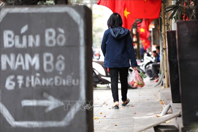 Trong ảnh: Người dân không có chỗ ăn sáng buộc phải chọn cho mình giải pháp đi chợ về nhà tự làm đồ ăn sáng. Ảnh: Thành Đạt - TTXVN
