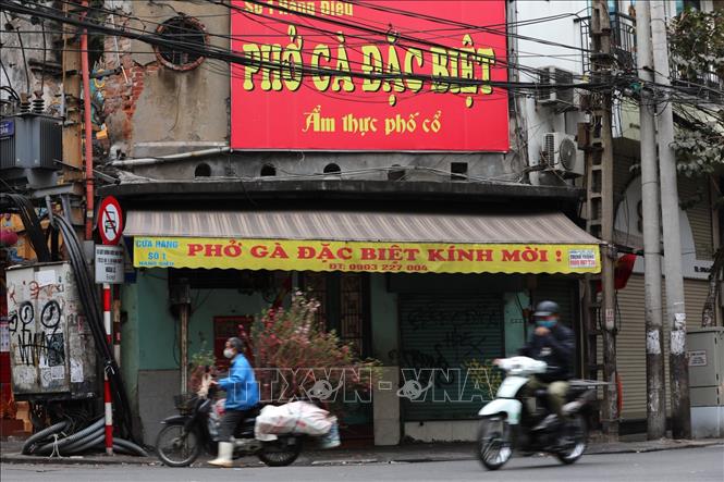 Trong ảnh: Những hàng ăn sáng, ẩm thực trên phố cổ đóng cửa theo quy định phòng chống dịch Covid-19. Ảnh: Thành Đạt - TTXVN