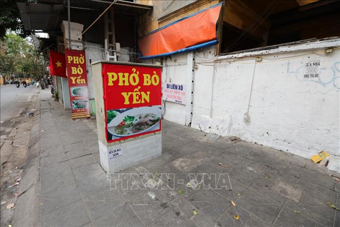 Trong ảnh: Ngày thường vỉa hè trên phố Cửa Bắc này là tụ điểm ăn sáng. Ảnh: Thành Đạt - TTXVN
