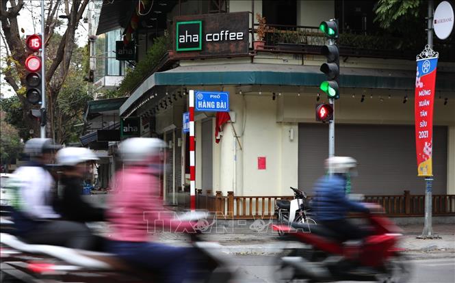 Trong ảnh: Hàng cà phê trên phố Hàng Bài ngày thường thu hút 1 lượng khách rất đông nay đã đóng cửa theo quy định phòng chống dịch Covid-19. Ảnh: Thành Đạt - TTXVN