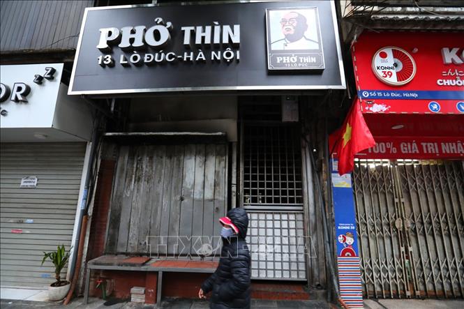 Trong ảnh: Hàng phở Thìn phố Lò Đúc một trong những hàng phở nổi tiếng của Hà Nội đã đóng cửa chấp hành nghiêm túc quy định phòng chống dịch Covid-19. Ảnh: Thành Đạt - TTXVN
